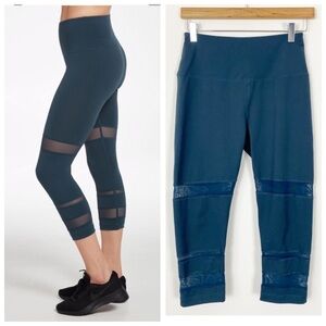 LIKE NEW REEBOK Mesh Novelty Stripe Leggings Small Yoga Athletic Lounge Workout